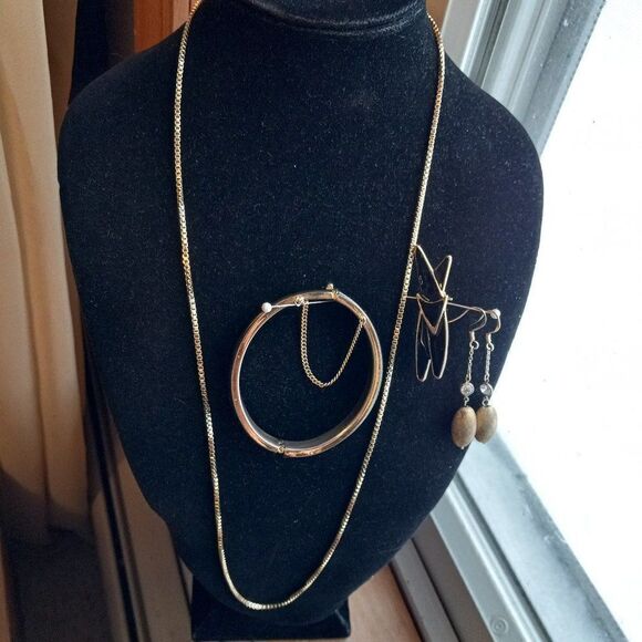 Gold tone metal Group of Jewelry - Picture 1 of 6